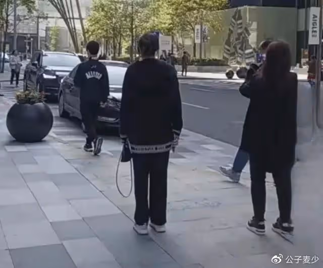 「婚變」風波後!伏明霞與71歲富豪老公首次同框,20歲大女兒罕露面