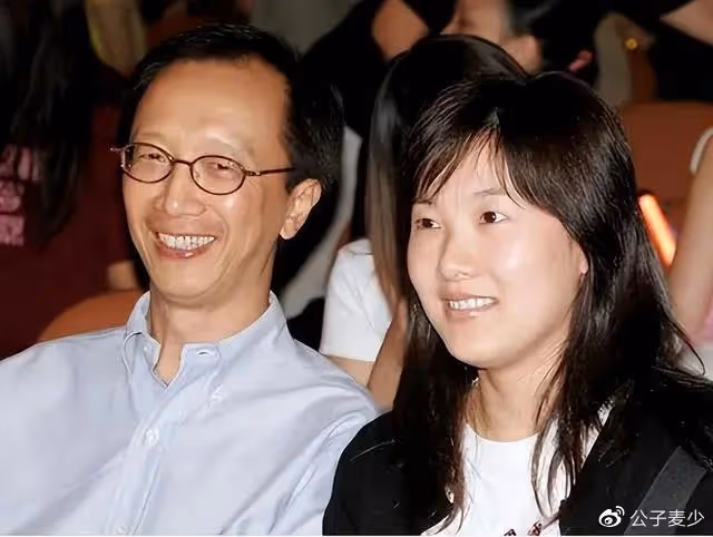 「婚變」風波後!伏明霞與71歲富豪老公首次同框,20歲大女兒罕露面