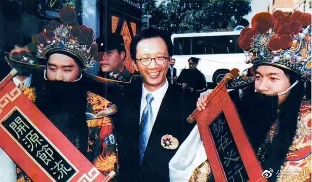 「婚變」風波後!伏明霞與71歲富豪老公首次同框,20歲大女兒罕露面