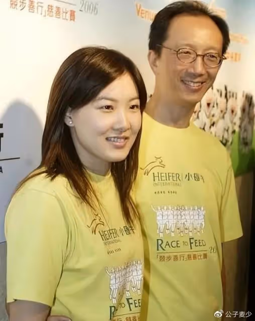 「婚變」風波後!伏明霞與71歲富豪老公首次同框,20歲大女兒罕露面