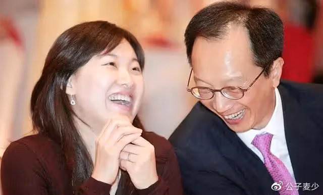 「婚變」風波後!伏明霞與71歲富豪老公首次同框,20歲大女兒罕露面