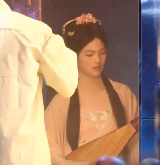 王詩齡穿漢服拍寫真,神似王岳倫戴假髮,父女倆長得越來越像