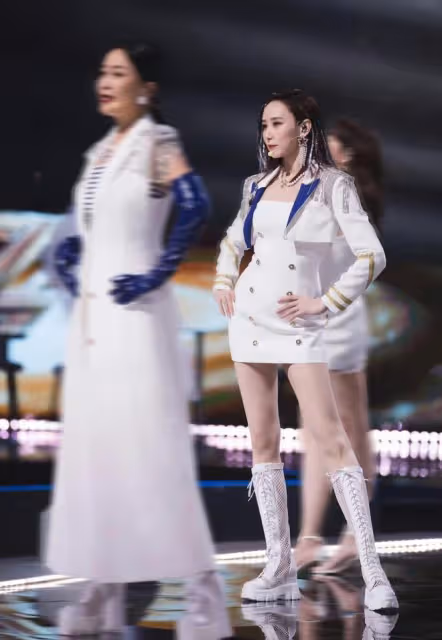 44歲胡靜嫁富豪疑懷二胎!身形圓潤小腹突出,李心潔同框似少女