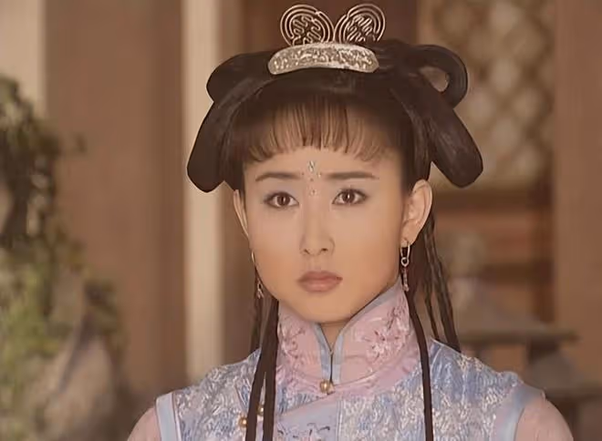 44歲胡靜嫁富豪疑懷二胎！身形圓潤小腹突出，李心潔同框似少女