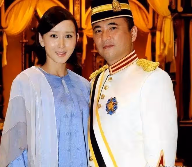 44歲胡靜嫁富豪疑懷二胎！身形圓潤小腹突出，李心潔同框似少女