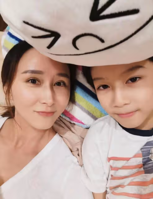 44歲胡靜嫁富豪疑懷二胎！身形圓潤小腹突出，李心潔同框似少女