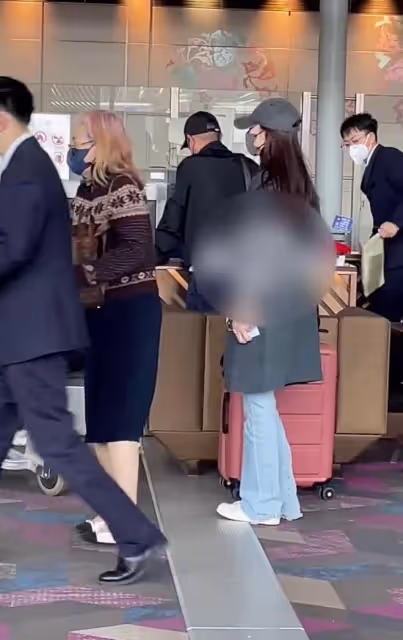 文章帶女友全家出遊，女方顏值高身材好，疑似也是離異還有娃