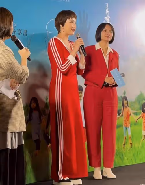 44歲胡靜出席活動,膀大腰圓胖到認不出,小腹凸起明顯被質疑懷孕