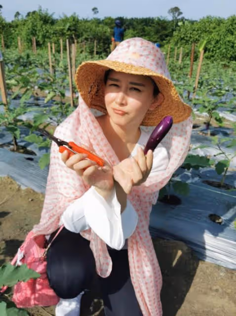 44歲胡靜出席活動,膀大腰圓胖到認不出,小腹凸起明顯被質疑懷孕