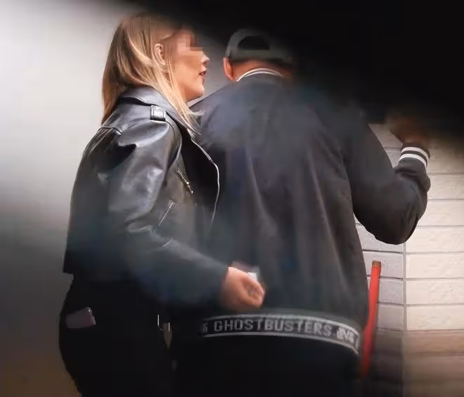 38歲男星深夜擁吻洋妞疑出軌!生病娃丟妻子照顧,回應稱喝酒誤事