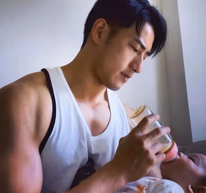 38歲男星深夜擁吻洋妞疑出軌!生病娃丟妻子照顧,回應稱喝酒誤事