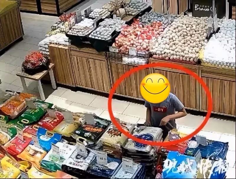 兒子在超市「摔碎一盒雞蛋」,店員要求「10倍賠償」,媽媽的做法令人稱贊「店員瞬間沉默」