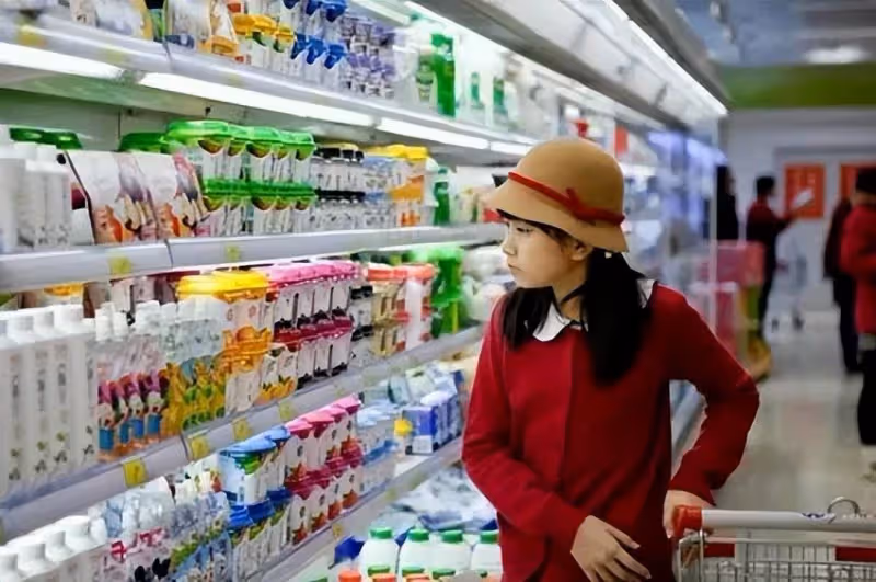 兒子在超市「摔碎一盒雞蛋」,店員要求「10倍賠償」,媽媽的做法令人稱贊「店員瞬間沉默」