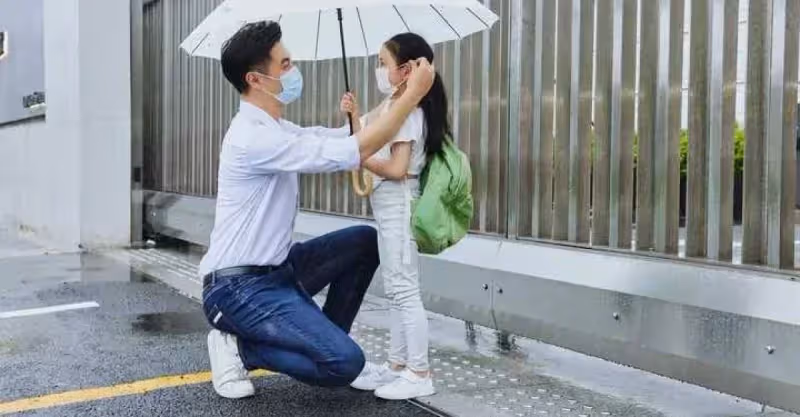 小叔帶侄女一晚，第2天孩子哭鬧不肯拉尿，媽媽拉下褲子嚇一跳