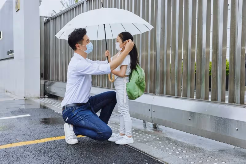 小叔帶侄女一晚,第2天孩子哭鬧不肯拉尿,媽媽拉下褲子嚇一跳