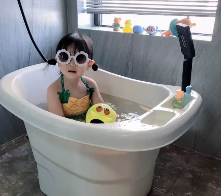 小叔帶侄女一晚,第2天孩子哭鬧不肯拉尿,媽媽拉下褲子嚇一跳