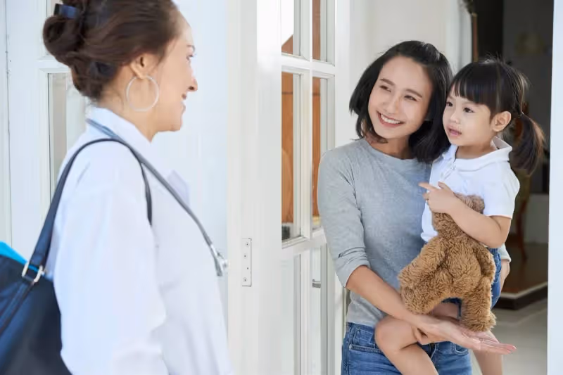 小叔帶侄女一晚,第2天孩子哭鬧不肯拉尿,媽媽拉下褲子嚇一跳