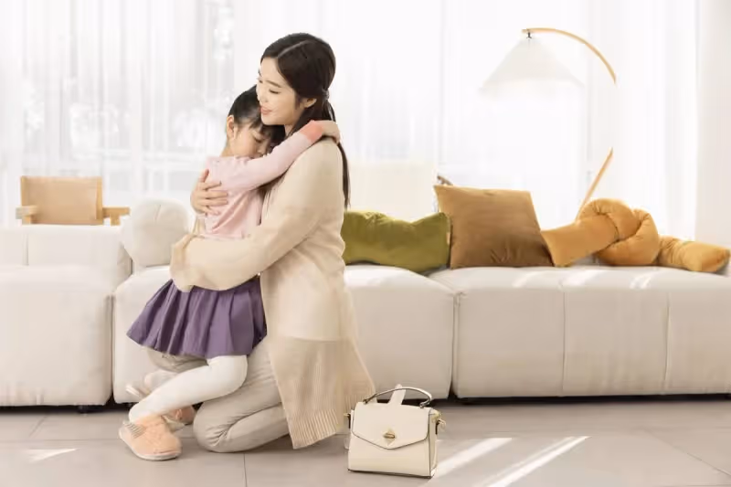 小叔帶侄女一晚,第2天孩子哭鬧不肯拉尿,媽媽拉下褲子嚇一跳