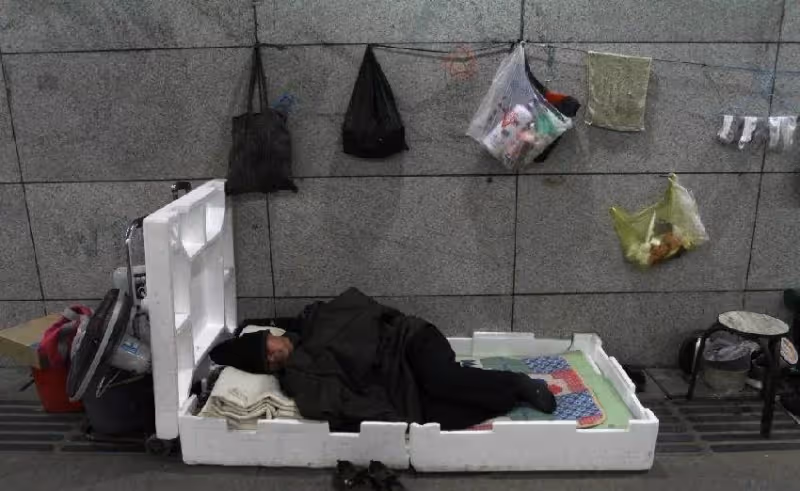 失憶街友無家可歸2年,自稱「戶頭有50萬」 社工幫忙找回存摺「打開後落淚」:我們的世界真的不一樣!
