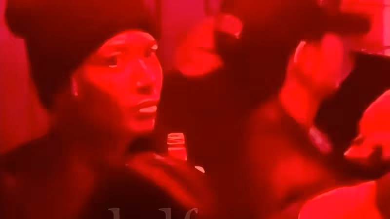 韓國人氣男團愛豆，被曝在夜店疑似摟美女蹦迪？