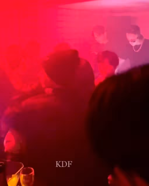 韓國人氣男團愛豆,被曝在夜店疑似摟美女蹦迪?