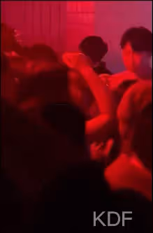 韓國人氣男團愛豆,被曝在夜店疑似摟美女蹦迪?