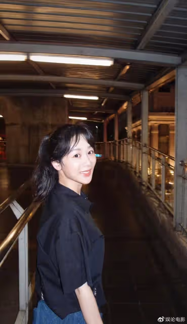 明星扎堆游泰國,楊紫曬出旅遊隨拍,素顏瘦了很多
