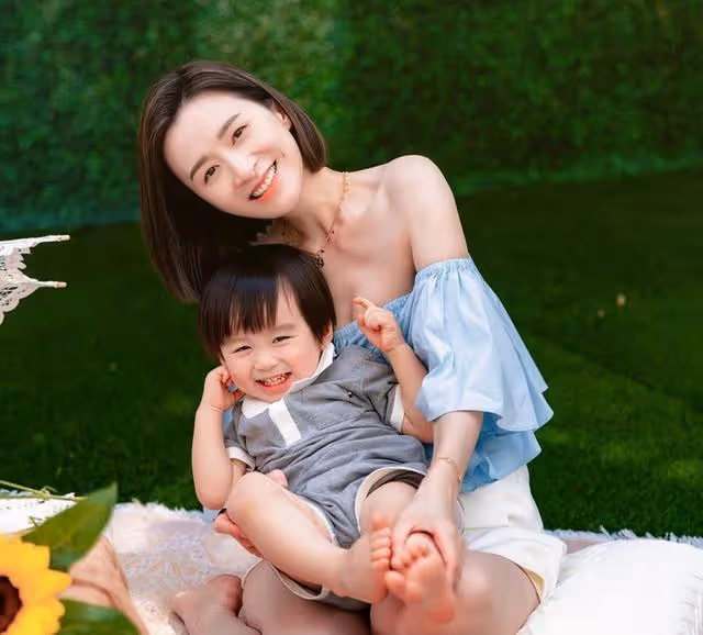 香港知名女星曬最新美照，穿露肩衣膚白貌美，大曬事業線差點走光