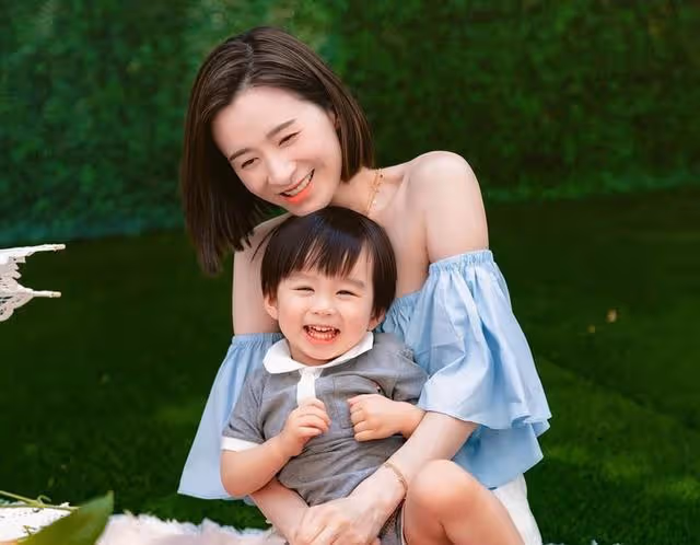 香港知名女星曬最新美照，穿露肩衣膚白貌美，大曬事業線差點走光