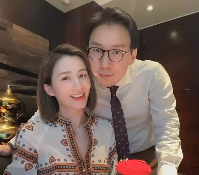香港知名女星曬最新美照，穿露肩衣膚白貌美，大曬事業線差點走光