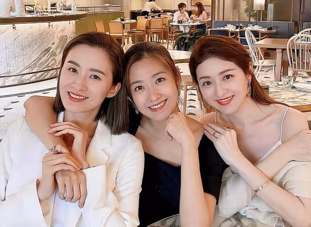香港知名女星曬最新美照,穿露肩衣膚白貌美,大曬事業線差點走光