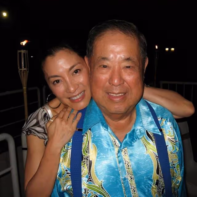 楊紫瓊拿奧斯卡獎盃給父親上墳,父親有三房妻子,共16名子女