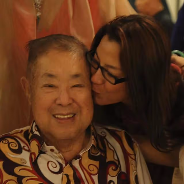楊紫瓊拿奧斯卡獎盃給父親上墳,父親有三房妻子,共16名子女