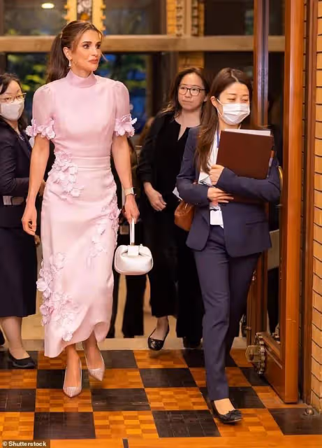 拉尼婭王后美到日本了,同框岸田夫人和雅子皇后,穿櫻花裙像少女