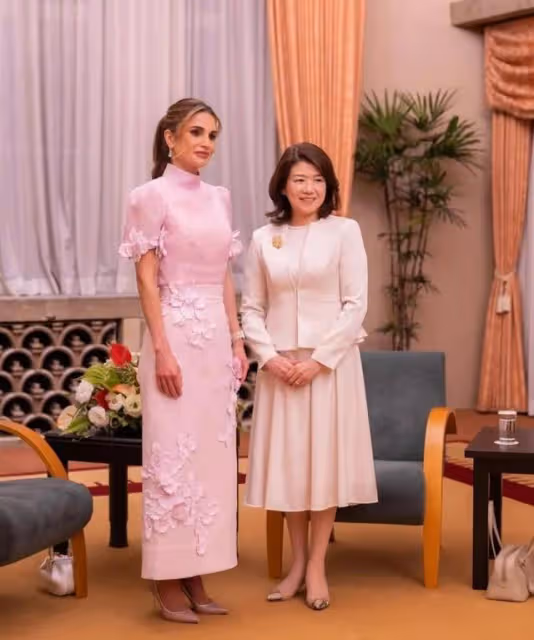 拉尼婭王后美到日本了,同框岸田夫人和雅子皇后,穿櫻花裙像少女