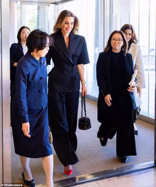 拉尼婭王后美到日本了,同框岸田夫人和雅子皇后,穿櫻花裙像少女
