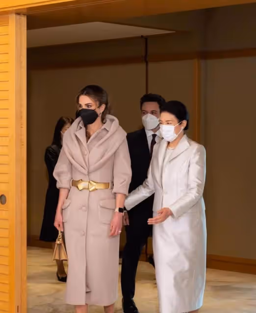 拉尼婭王后美到日本了,同框岸田夫人和雅子皇后,穿櫻花裙像少女