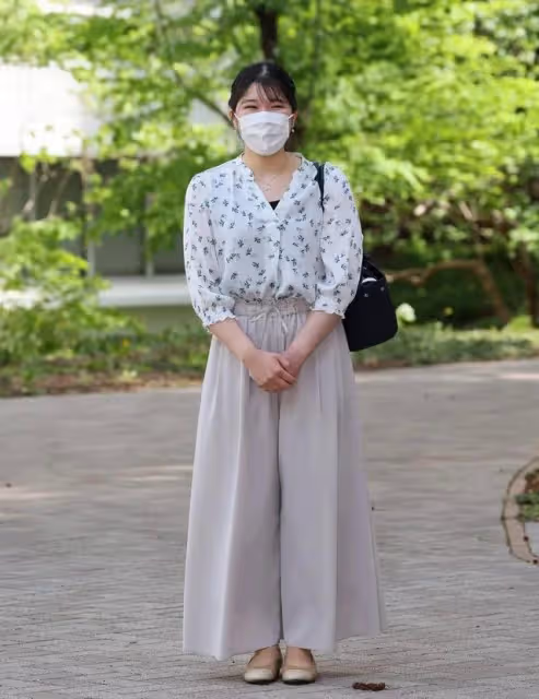 拉尼婭王后美到日本了,同框岸田夫人和雅子皇后,穿櫻花裙像少女