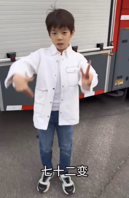 霍思燕9歲兒子模樣大變,齙牙凸出黑眼圈太重,未遺傳杜江大長腿