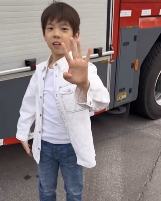 霍思燕9歲兒子模樣大變,齙牙凸出黑眼圈太重,未遺傳杜江大長腿