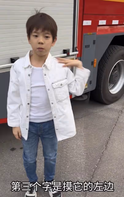霍思燕9歲兒子模樣大變,齙牙凸出黑眼圈太重,未遺傳杜江大長腿