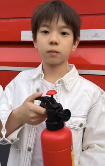 霍思燕9歲兒子模樣大變,齙牙凸出黑眼圈太重,未遺傳杜江大長腿