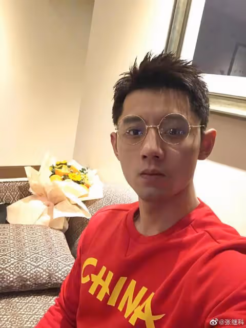 曝張繼科床照?紅衣女枕其肩膀,貼頭入睡,被扒是曾寶儀叫他起床