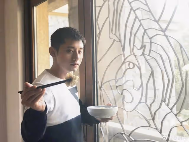 曝張繼科床照?紅衣女枕其肩膀,貼頭入睡,被扒是曾寶儀叫他起床