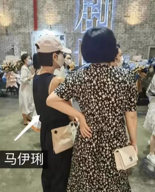 大瓜！文章攜新女友現身機場，准丈母娘陪同卻遭到了文章粗聲數落