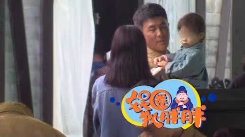 王燦頻繁探班老公，被指在宣誓主權，杜淳不顧危害當著女兒面抽菸