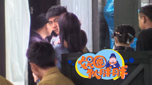王燦頻繁探班老公，被指在宣誓主權，杜淳不顧危害當著女兒面抽菸