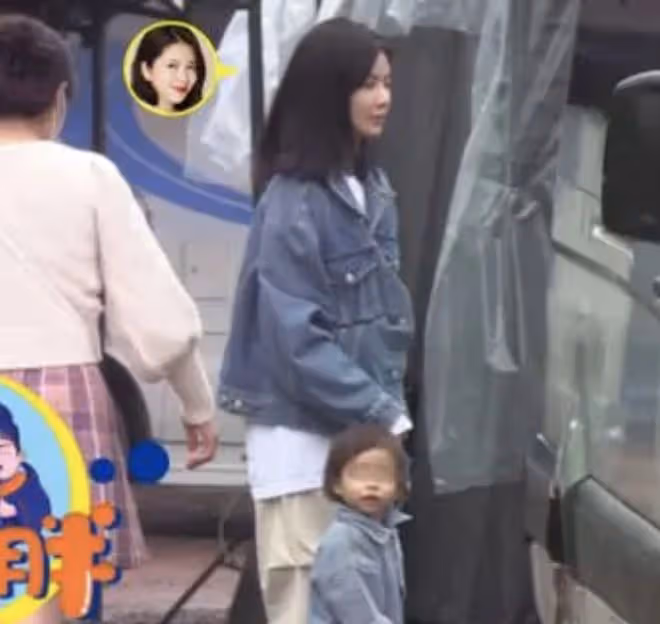 王燦頻繁探班老公，被指在宣誓主權，杜淳不顧危害當著女兒面抽菸