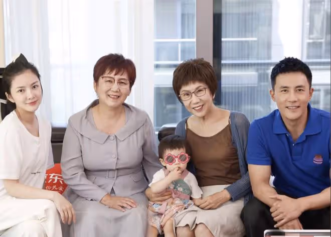王燦頻繁探班老公，被指在宣誓主權，杜淳不顧危害當著女兒面抽菸