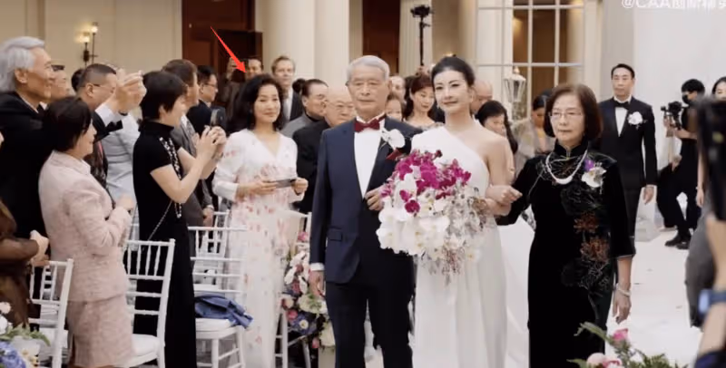 46歲譚元元美國大婚，與新郎翩翩起舞，曾誤闖土豆老總婚姻引爭議